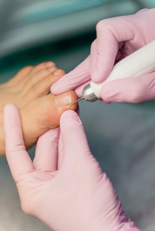 PEDIKYR KLASIK PER FEMRA + APLIKIM KALCIUM - FULL SPA FOOT TREATMENT FOR WOMAN [+ APPLYING CALCIUM ]